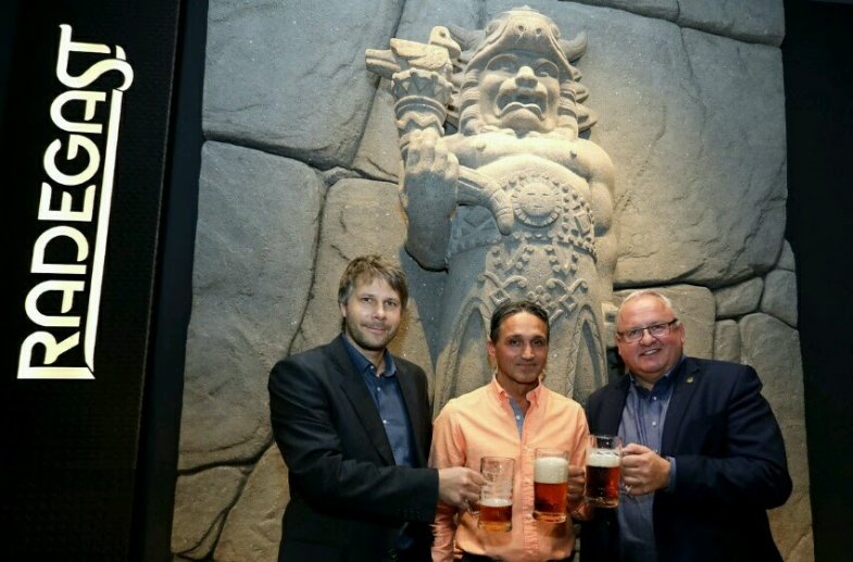 RadegastovnaKolbenka.jpg.jpg Před sochou Radegasta pózuje autor konceptu Jan Bouček, provozovatel Jaroslav Nový a starší obchodní sládek Plzeňského Prazdroje Václav Berka