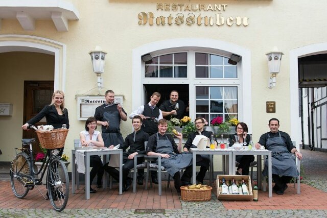 Ratsstuben.jpg Michelinský šéfkuchař Daniel Georgiev s týmem před svým podnikem