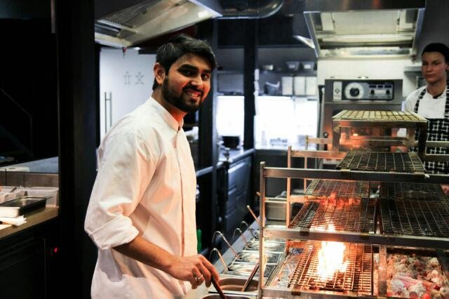 Sia.jpg Kunal Jariwal, původem z Indie, pracuje v Sie s robata grilem