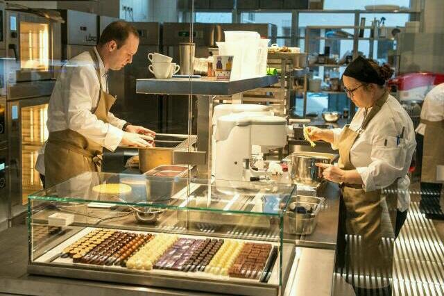 Skála2.jpg Sklo umožňuje zákazníkům pohled na pracující cukráře...