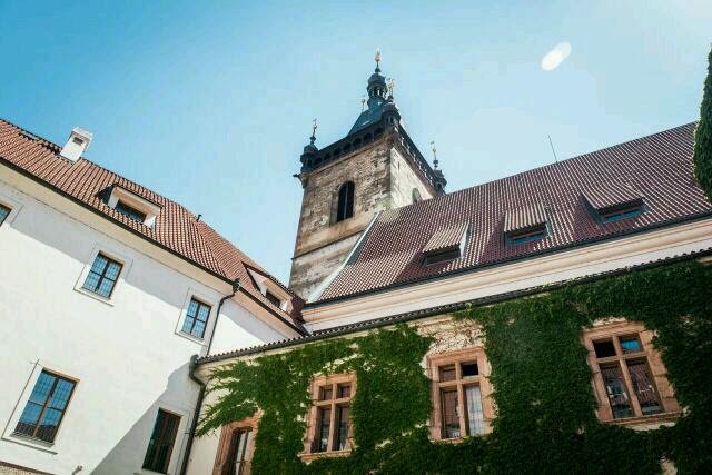 Novoměstská radnice.jpg Od 18. do 19. května 2018 se v prostorách Novoměstské radnice na Karlově náměstí v Praze uskuteční festival Praha pije víno