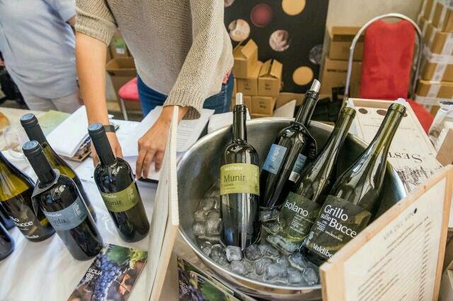 Praha pije víno.jpg Na festivalu se prezentují především vína, která se pěstují udržitelným způsobem