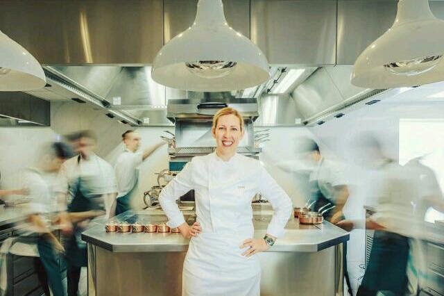 Clare.jpg Clare Smyth ve své k7chyni