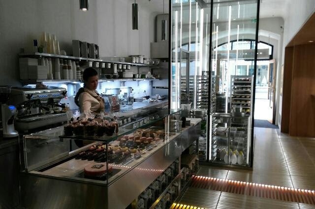 Kremrole.jpg Při navrhování interiéru bral architekt Václav Červenka v potaz lukrativní adresu i sousedské podniky