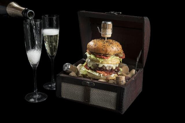 Corked Classic.jpg CzechHouse, koncept Burgers & Bubbles, ‘Corked Classic’