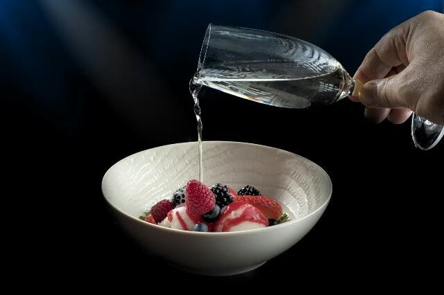 Champagne Sorbet Shower.jpg CzechHouse, koncept Burgers & Bubbles, ‘Champagne Sorbet Shower’