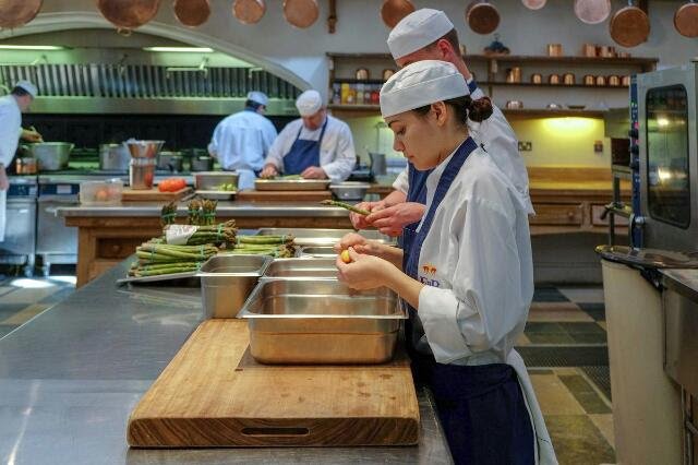 Royal kitchen.jpg Jenom v kuchyni pracuje na přípravách 30 lidí