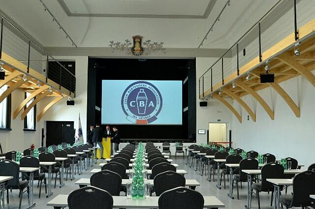 Abzac.jpg Členitý objekt uvnitř skrývá malý výukový sál, velký přednáškový sál s patrovým ochozem, kancelář CBA, tréninkové místnosti baristů, čajových specialistů a flair barmanů i jednací salonek.