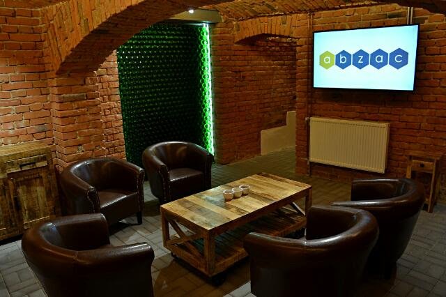 Abzac.jpg Členitý objekt uvnitř skrývá malý výukový sál, velký přednáškový sál s patrovým ochozem, kancelář CBA, tréninkové místnosti baristů, čajových specialistů a flair barmanů i jednací salonek.