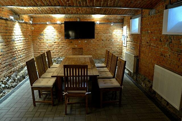 Abzac.jpg Členitý objekt uvnitř skrývá malý výukový sál, velký přednáškový sál s patrovým ochozem, kancelář CBA, tréninkové místnosti baristů, čajových specialistů a flair barmanů i jednací salonek.