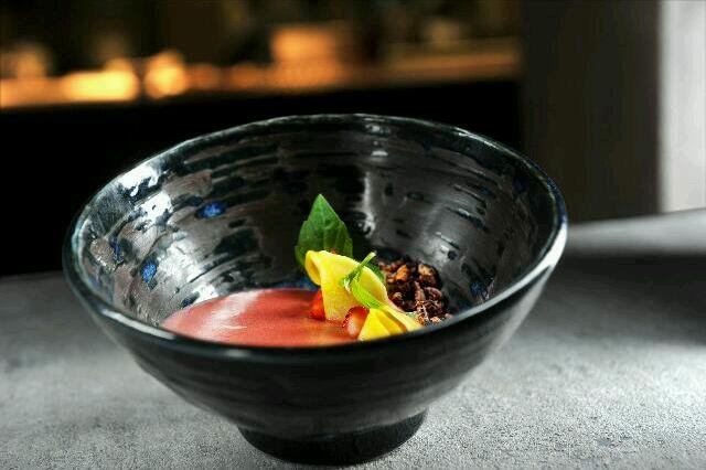 Řepné gazpacho, jahody, stracciatella, bazalka.jpg Řepné gazpacho, jahody, stracciatella, bazalka z letního menu v Mlýnci