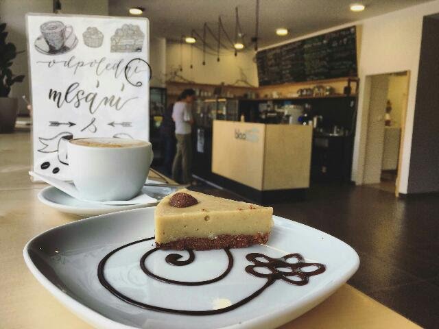 Black Kale.jpg U vchodu vítá hosty Black Kale "fresh bar"