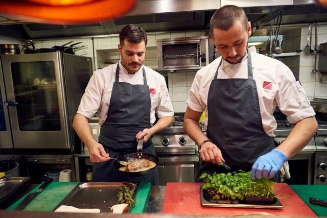 Šéfkuchaři Pavel Brož a Igor Chramec Šéfkuchaři Pavel Brož a Igor Chramec