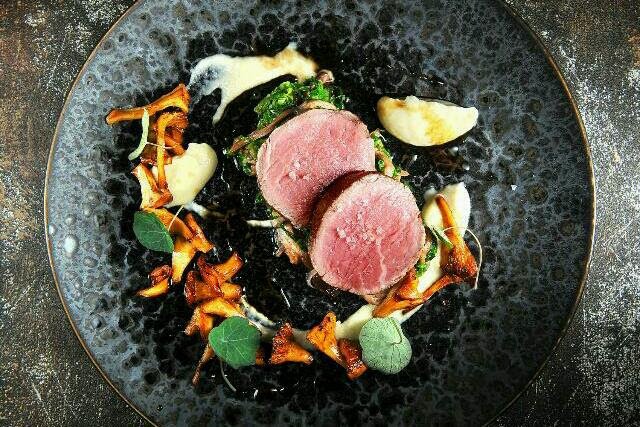 Telecí svíčková.jpg Telecí svíčková, restované lišky, cibulové pyré s parmazánem, soté z hlávkové kapusty a hovězích žeber