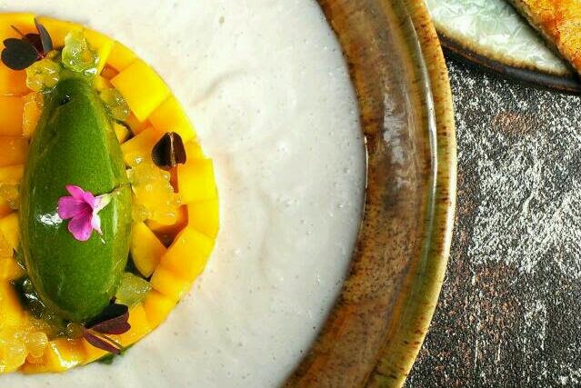 Indické mango.jpg Čerstvé indické mango, chlazená kokosová polévka, bazalkový sorbet