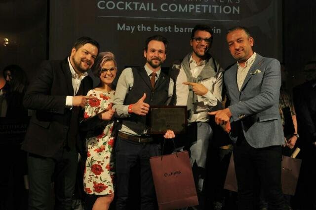 Chivas Masters porota.jpg dodržení časového limitu a ohodnocení prezentace i výsledné chuti se ujala odborná porota složená z whisky ambasadora společnosti Jan Becher-Pernod Ricard Zdeňka Kortiše; zakladatele prvního koktejlového baru v Praze Bugsy’s Václava Vojíře; herce a blogera Lukáše Hejlíka a loňské vítězky Chivas Masters Sandry Šalatové