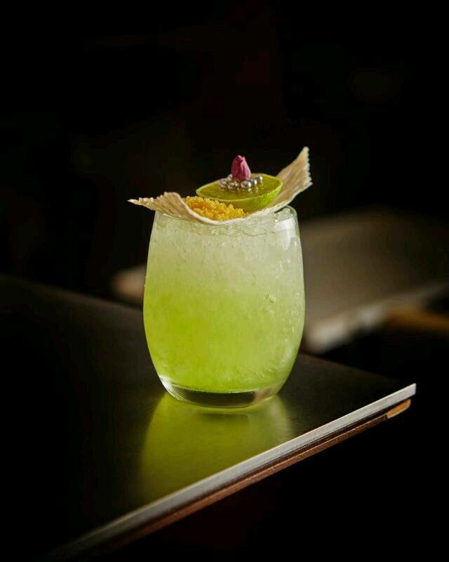 Capri koktejl přenese v myšlenkách každého, kdo jej ochutná, do rajského ostrovního světa díky mixu bazalky, mandarinky a Limoncella.jpg Capri koktejl přenese v myšlenkách každého, kdo jej ochutná, do rajského ostrovního světa díky mixu bazalky, mandarinky a Limoncella