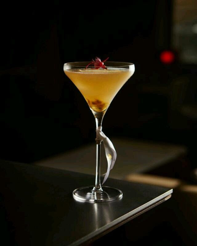 Innuendo v sobě kombinuje sladkou broskvovou chuť aperitivu Rin Quin Quin s jemnými tóny jablek a hrušek ukrytými v Calvadosu se špetkou marockého koření.jpg Innuendo v sobě kombinuje sladkou broskvovou chuť aperitivu Rin Quin Quin s jemnými tóny jablek a hrušek ukrytými v Calvadosu se špetkou marockého koření