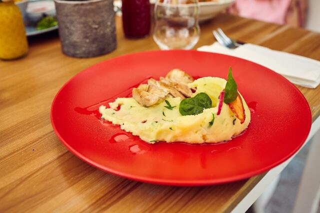 Grilované kuřecí prsíčko.jpg A dostanou i něco na zub...