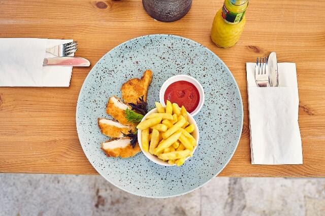 Kuřecí řízek.jpg ... a největší radost beztak budou mít z toho kečupu...