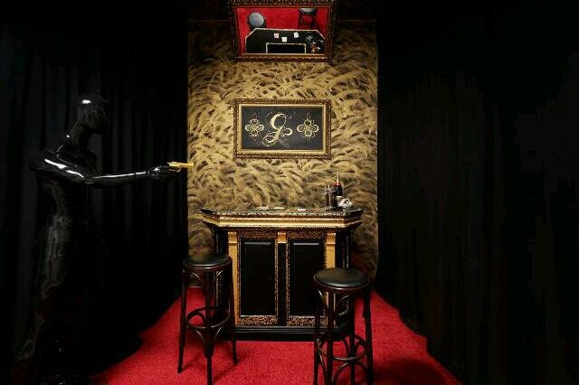 Anybody bar.jpg Tohle vypadá jako něco z Lynche ?