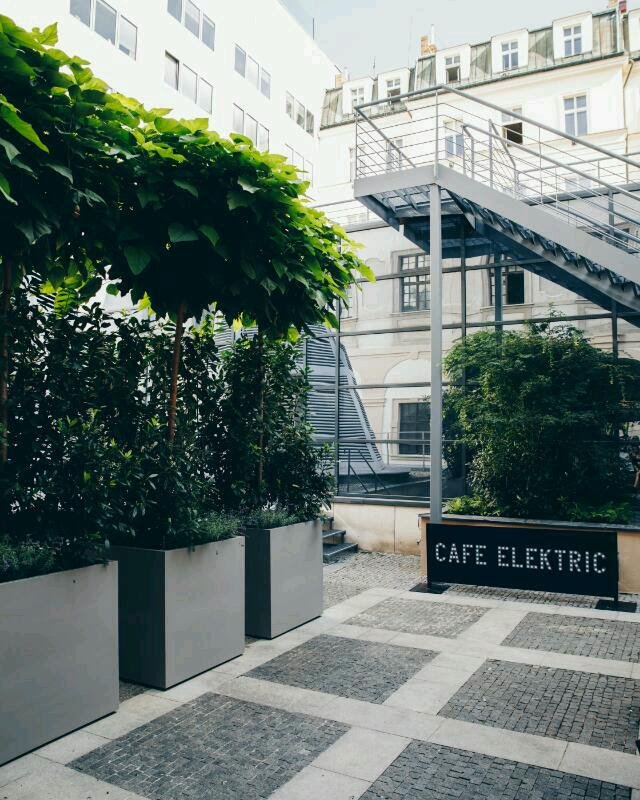 K prostoru restaurace patří i venkovní zahrádka na nádvoří Kolowratského paláce.jpg K prostoru restaurace patří i venkovní zahrádka na nádvoří Kolowratského paláce