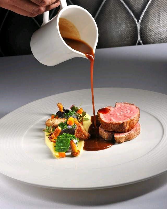 Bellevue, telecí svíčková.jpg Telecí svíčková (bramborové pyré, batáty, lišky a houbová omáčka)