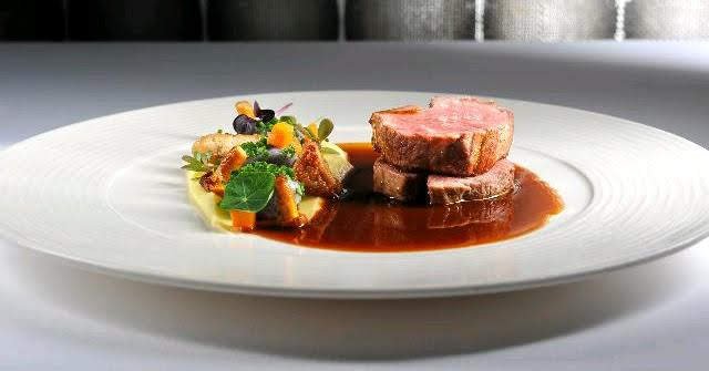 Bellevue, telecí svíčková.jpg Telecí svíčková ? (bramborové pyré, batáty, lišky a houbová omáčka)