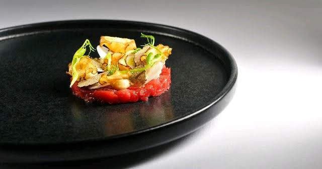 Bellevue, hovězí tatarák.jpg Hovězí tatarák (topinambur, černý lanýž)