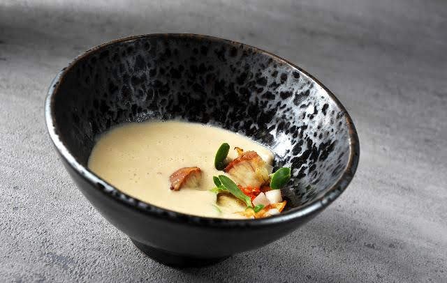 Topinamburový krém, uzený úhoř, keta kaviár.jpg Topinamburový krém, uzený úhoř, keta kaviár