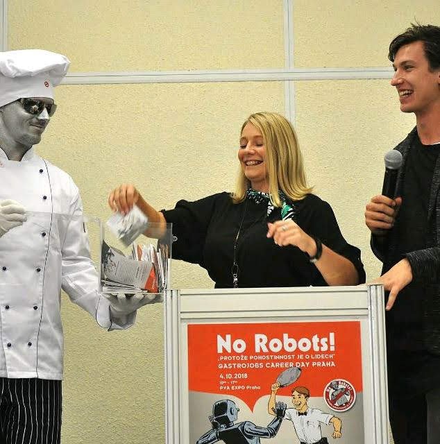 Výherce losovala Recepční roku 2016 Kateřina Chocholoušová a moderátor Hanny Firla.jpg Výherce losovala Recepční roku 2016 Kateřina Chocholoušová a moderátor Hanny Firla ?