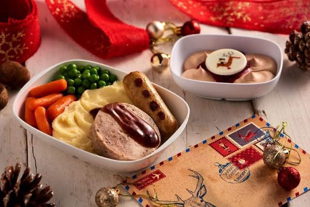 Cestující v Economy Class si vychutnají lahodnou krůtí rolku s bramborovou kaší.jpg Cestující v Economy Class si vychutnají lahodnou krůtí rolku s bramborovou kaší