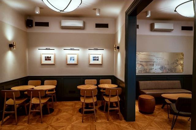 Kavárna Starbucks Clock naproti staroměstskému orloji.jpg Kavárna Starbucks Clock naproti staroměstskému orloji