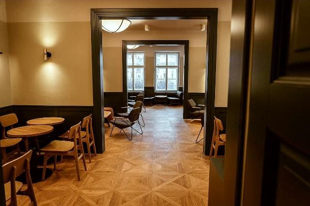 Kavárna Starbucks Clock naproti staroměstskému orloji.jpg Kavárna Starbucks Clock naproti staroměstskému orloji