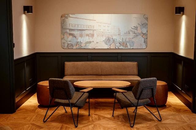 Kavárna Starbucks Clock naproti staroměstskému orloji.jpg Kavárna Starbucks Clock naproti staroměstskému orloji