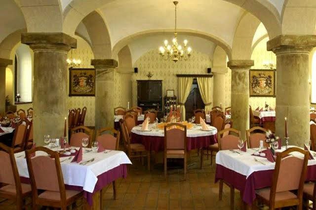 Zámecký hotel Sychrov je po 12 letech po svém otevření na prodej.jpg Zámecký hotel Sychrov je po 12 letech po svém otevření na prodej