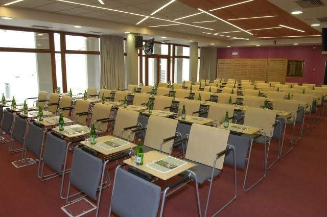 Zámecký hotel Sychrov je po 12 letech po svém otevření na prodej.jpg Zámecký hotel Sychrov je po 12 letech po svém otevření na prodej