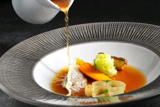 Hovězí consommé, raviola plněná hovězím masem a zeleninou.jpg Hovězí consommé, raviola plněná hovězím masem a zeleninou