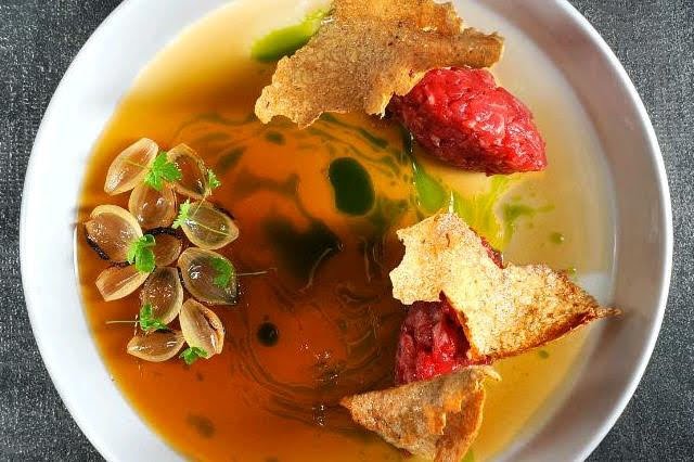 Tatarák z vyzrálého hovězího, kořeněný hovězí vývar, hořčičná majonéza.jpg Tatarák z vyzrálého hovězího, kořeněný hovězí vývar, hořčičná majonéza