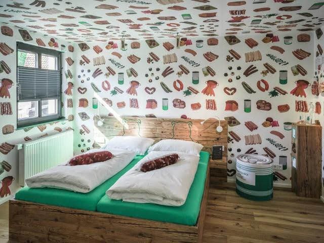 Německý řezník otevřel první buřthotel Německý řezník otevřel první buřthotel