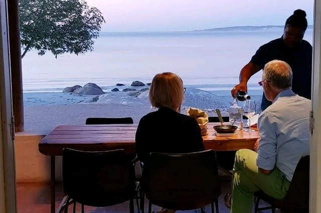 Malá restaurace Wolfgat na jihoafrické pláži se dnes stala prvním vítězem hlavního ocenění nově udělovaných gastronomických cen World Restaurant Awards, které propagují různorodost mezinárodní gastroscény Malá restaurace Wolfgat na jihoafrické pláži se dnes stala prvním vítězem hlavního ocenění nově udělovaných gastronomických cen World Restaurant Awards, které propagují různorodost mezinárodní gastroscény