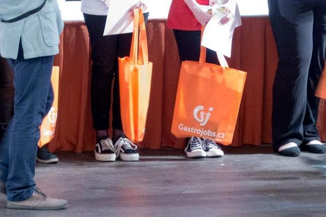 V Hradci se zase všichni sešli.jpg V Hradci se zase všichni sešli