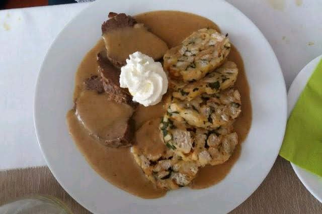 Kuchaři využívají suroviny od místních dodavatelů a dbají na skutečnou kvalitu.jpg Kuchaři využívají suroviny od místních dodavatelů a dbají na skutečnou kvalitu