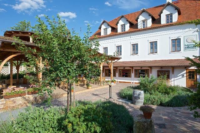 Babiččina zahrada otevřela svoji zahrádka.jpg Babiččina zahrada otevřela svoji zahrádka