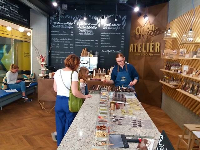 V Ateliéru Orion si můžete vyrobit vlastní tabulku čokolády.jpg V Ateliéru Orion si můžete vyrobit vlastní tabulku čokolády