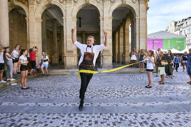 Vrchní opět prchali karlovarskou kolonádou.jpg Vrchní opět prchali karlovarskou kolonádou