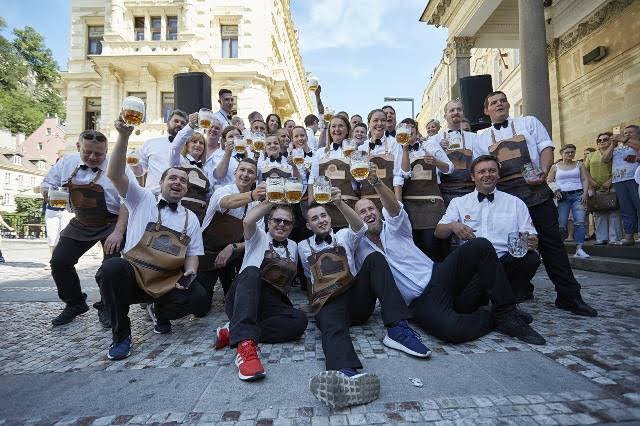 Vrchní opět prchali karlovarskou kolonádou.jpg Vrchní opět prchali karlovarskou kolonádou