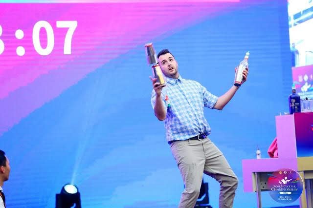 Český reprezentant ve čtvrtek 7. listopadu uspěl v konkurenci globální špičky s dobře promyšlenou barmanskou show a drinkem From Prague to Chengu.jpg Český reprezentant ve čtvrtek 7. listopadu uspěl v konkurenci globální špičky s dobře promyšlenou barmanskou show a drinkem From Prague to Chengu