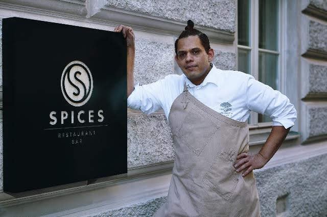 Stephen Senewiratne, šéfkuchař restaurace Spices.jpg Stephen Senewiratne, šéfkuchař restaurace Spices