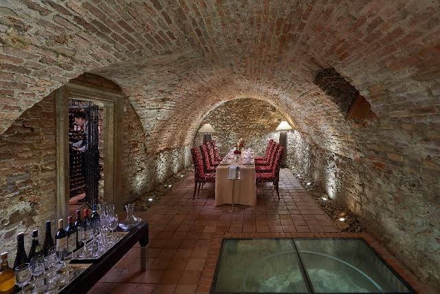 Historický vinný sklep hotelu Mandarin Oriental Prague.jpg Historický vinný sklep hotelu Mandarin Oriental Prague